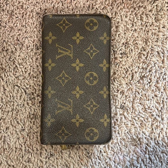 Louis Vuitton full sized, zip around wallet - Picture 2 of 6